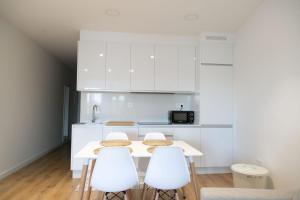 Kuchyňa alebo kuchynka v ubytovaní Apartamentos Mareira (con vistas al mar) + 4 fotografie