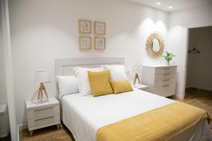 Posteľ alebo postele v izbe v ubytovaní Apartamentos Mareira (con vistas al mar)