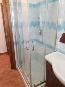 ein Bad mit einer Dusche und einem Waschbecken in der Unterkunft Casa Gelisuli in Girasole