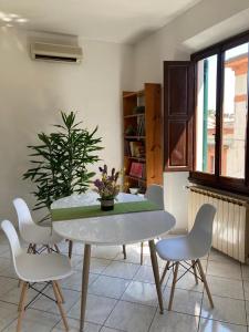 een eetkamer met een witte tafel en stoelen bij Casa di Abe in Florence