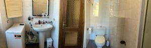 uma pequena casa de banho com WC e lavatório em Casa di Abe em Florença