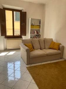 a living room with a couch and a window at Casa di Abe in Florence