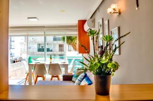 una sala de estar con una mesa con una planta en Sunset chill out en Salou