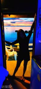 龜島的住宿－科林景觀度假酒店，站在老虎机前的妇女