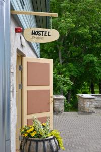 um sinal que lê hostel ao lado de uma porta em Haapsalu Kunstikooli hostel em Haapsalu