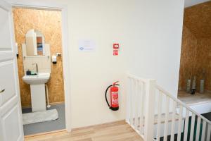 a bathroom with a fire extinguisher hanging on the wall at Haapsalu Kunstikooli hostel in Haapsalu