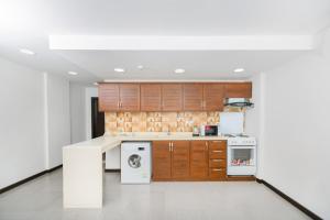 uma cozinha vazia com armários e electrodomésticos de madeira em اطلالة الشرفة 1-Terrace View 1 em Al Khobar