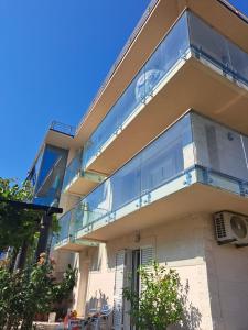 - un bâtiment avec un balcon sur le côté dans l'établissement Apartments with sea view in Prcanj, à Kotor