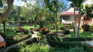 un giardino di fronte a una casa di Moosiyard Hometel Khaoyai a Mu Si