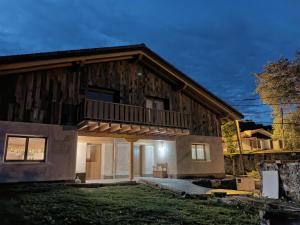 drewniany domek z werandą i balkonem w obiekcie Casa rural Lastoetxe w mieście Larrauri