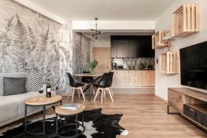 - un salon avec un canapé et une table dans l'établissement Apart-Center Motola Residence, à Zakopane