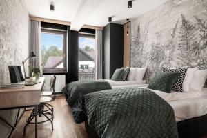 - une chambre avec 2 lits, un bureau et une fenêtre dans l'établissement Apart-Center Motola Residence, à Zakopane