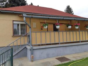 a house with flower pots on the balcony at Laciház in Igal