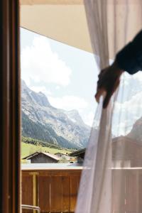 Nespecifikovaný výhled na hory nebo výhled na hory při pohledu z hotelu