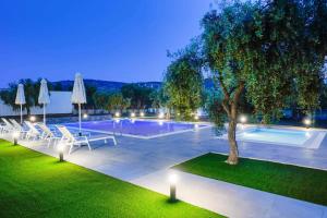 Bazén v ubytování ANELA RESORT nebo v jeho okolí