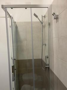 eine Dusche mit Glastür im Bad in der Unterkunft Residenza Tramontana in Elmas
