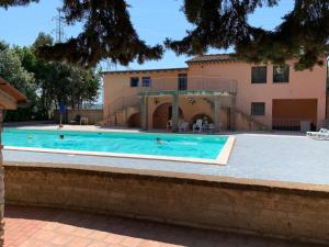 una piscina frente a un edificio en Casa Elisa, en La Bandita