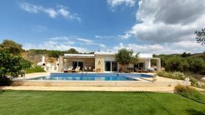 卡米拉里翁的住宿－Villa Petra，庭院中带游泳池的房子