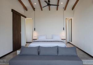 Voodi või voodid majutusasutuse DUNIA LOMBOK - Villas with Ocean View toas