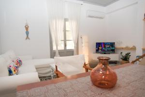 A television and/or entertainment centre at Irene Hotel Leros