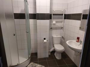 Koupelna v ubytování Ośrodek ANKAR + 17 fotografií