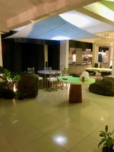 Un restaurante u otro lugar para comer en NIASHA