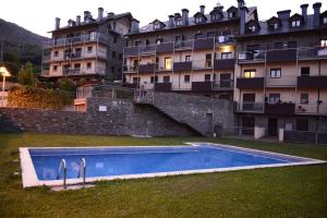 einem Pool vor einem großen Gebäude in der Unterkunft Apartaments Sort Pirineus in Sort