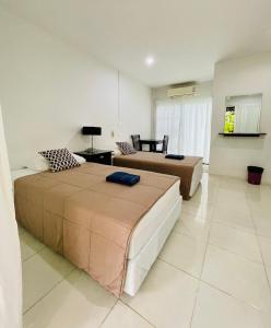 um quarto com 2 camas e uma sala de estar em Wassana Sitdharma Guesthouse em Ban Na Pho