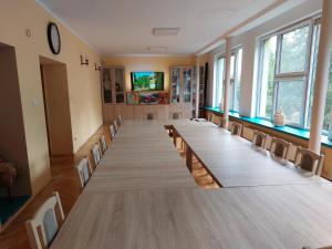 duża sala konferencyjna z długim stołem i krzesłami w obiekcie Ośrodek ANKAR w mieście Pokrzywna