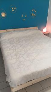 1 cama grande en un dormitorio con una pared azul en Casetta Santa Maria Degli Angeli, en Santa Maria degli Angeli