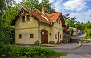 a small yellow house with a red roof at Egri Leányka Vendégház in Eger