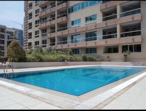 Piscina de la sau aproape de Dubai marina sail