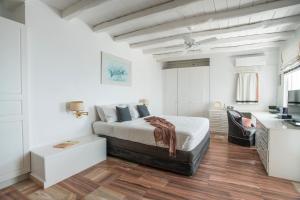 Habitación blanca con cama y escritorio en Villa Ruby by Mykonos Rocks, en Mykonos ciudad