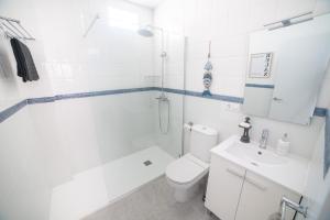 Un baño con ducha, inodoro y lavabo. en Apartamento Las Negras., en Las Negras