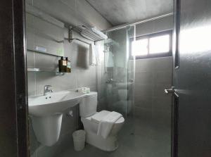 uma casa de banho com um WC, um lavatório e um chuveiro em Life Inn No 3 em Magong