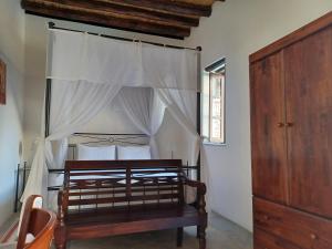 ein Schlafzimmer mit einem Himmelbett in der Unterkunft Vrakas House in Tochni