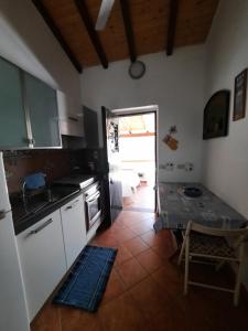 米拉佐的住宿－LA CASA DI MARTA，厨房配有桌子和台面