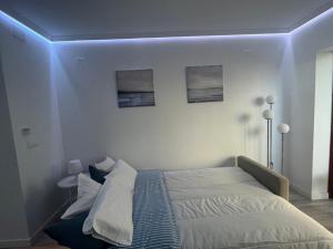 Łóżko lub łóżka w pokoju w obiekcie Sol y 1ª linea de playa Urbanización Lubina sol
