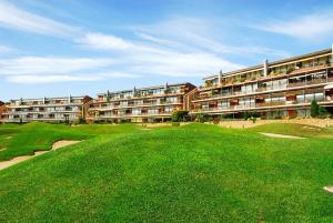 uma vista para um hotel com um campo de golfe em Empordà Golf 4 1-3 em Gualta