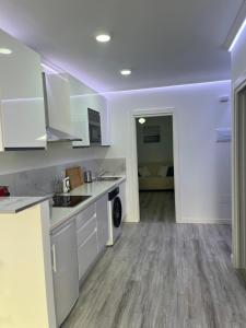 Kuchnia lub aneks kuchenny w obiekcie Sol y 1ª linea de playa Urbanización Lubina sol