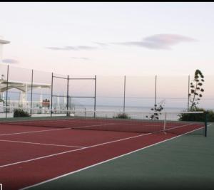 kort tenisowy z oceanem w tle w obiekcie Sol y 1ª linea de playa Urbanización Lubina sol w mieście Sitio de Calahonda