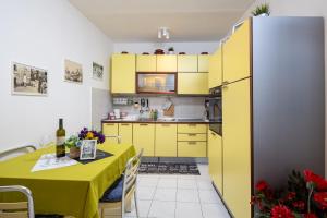 Kuchyň nebo kuchyňský kout v ubytování Downtown City Apartment