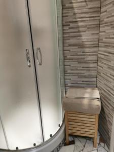 ein Bad mit einer Dusche mit einem Hocker in der Unterkunft Affittacamere Sciacchithouse in Florenz