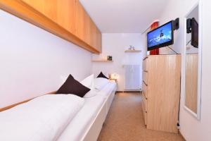 Televízia a/alebo spoločenská miestnosť v ubytovaní Familienhotel Kleinwalsertal
