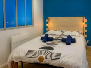 1 dormitorio con 1 cama grande y paredes azules en Ambiance Cosy, en Buxy