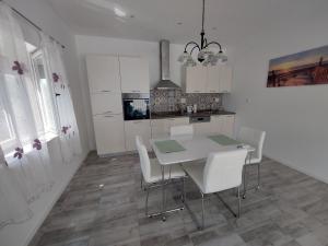 Kuchnia lub aneks kuchenny w obiekcie Apartment Modrić Zadar