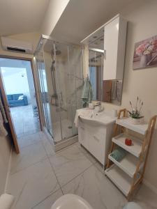 łazienka z prysznicem, umywalką i toaletą w obiekcie Apartment Modrić Zadar w mieście Zadar