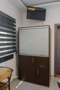 una grande finestra con una tenda in una stanza di Casa d' Irene near airport, 200 mtrs from the beach, Artemis center a Artemida