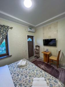 um quarto com uma cama com duas toalhas em East House em Samarkand