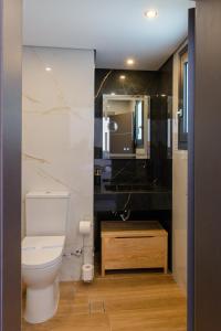 un bagno con un water bianco e un lavandino di Casa d' Irene near airport, 200 mtrs from the beach, Artemis center a Artemida Altre 19 foto